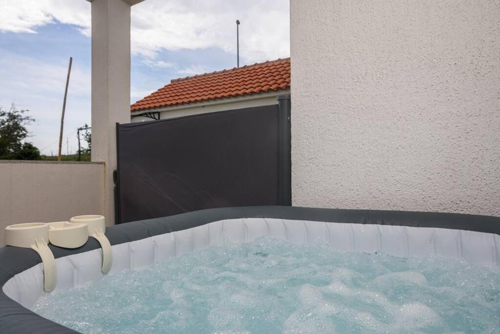 New Apartment With Pool And Jacuzzi Only For You Kaštela Exterior foto